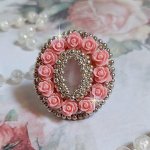 Ring Parisian Roses bestickt mit einem Quarzcabochon, der mit Harzrosen und Rocailles verziert ist.